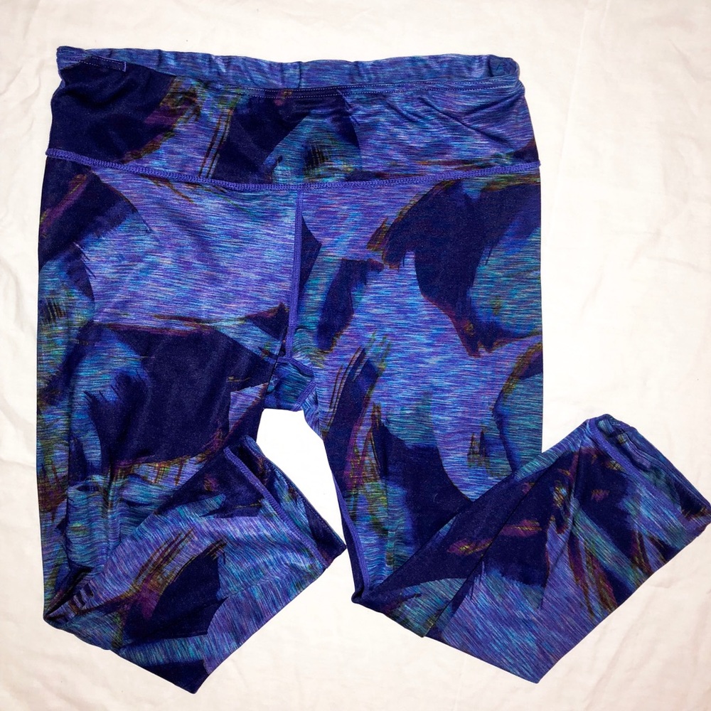 Women’s reversible athletic leggings